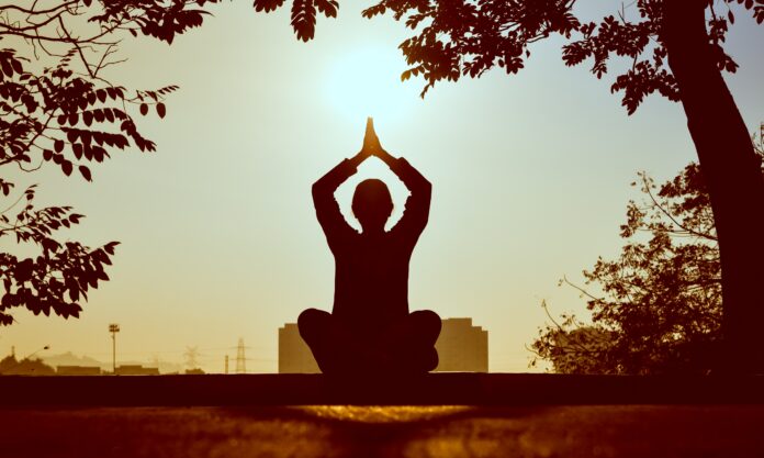 Comment pratiquer le chant de méditation Kirtan Kriya