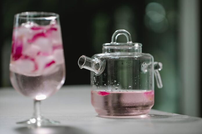L'origine et les bienfaits de l'eau de rose pour votre peau !