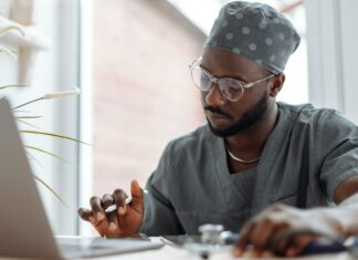 Pourquoi les médecins africains fuient l’Afrique pour exercer en France ? Pourquoi les médecins africains fuient l’Afrique pour exercer en France