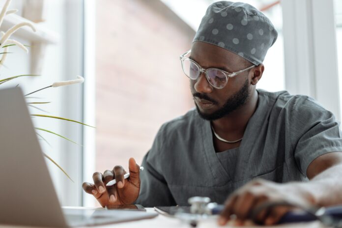 Pourquoi les médecins africains fuient l’Afrique pour exercer en France 