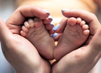 Exploration des joies et précautions du massage pour bébé massage pour bébé