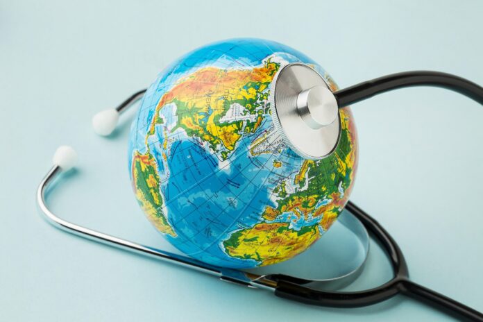 medecinesdumonde_Quand la médecine climatique affronte une planète qui change_high-angle-globe-with-stethoscope-peace-day médecine climatique