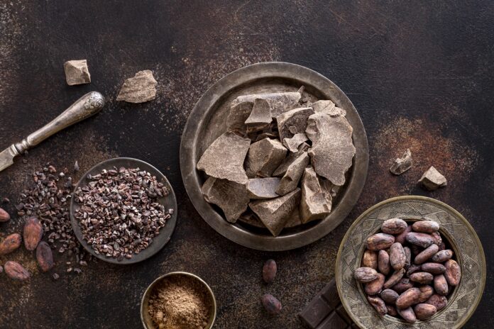 medecinesdumonde_Le cacao était-il vraiment un médicament chez les Aztèques_flat-lay-chocolate-chunks-plate-with-cocoa-powder-beans cacao médicinal