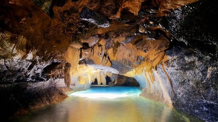 medecinesdumonde_La médecine des grottes-quand le monde souterrain devient un espace de guérison_sayan-nath-HJ5mYcWG6Tk-unsplash médecine des grottes